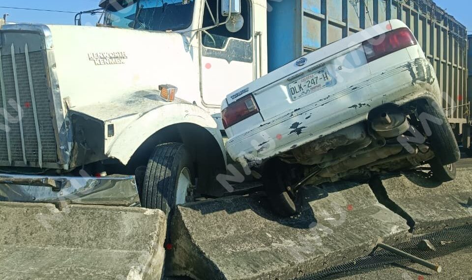 Impacto entre vehículo compacto y camión de carga colapsa la Tapachula – Huixtla