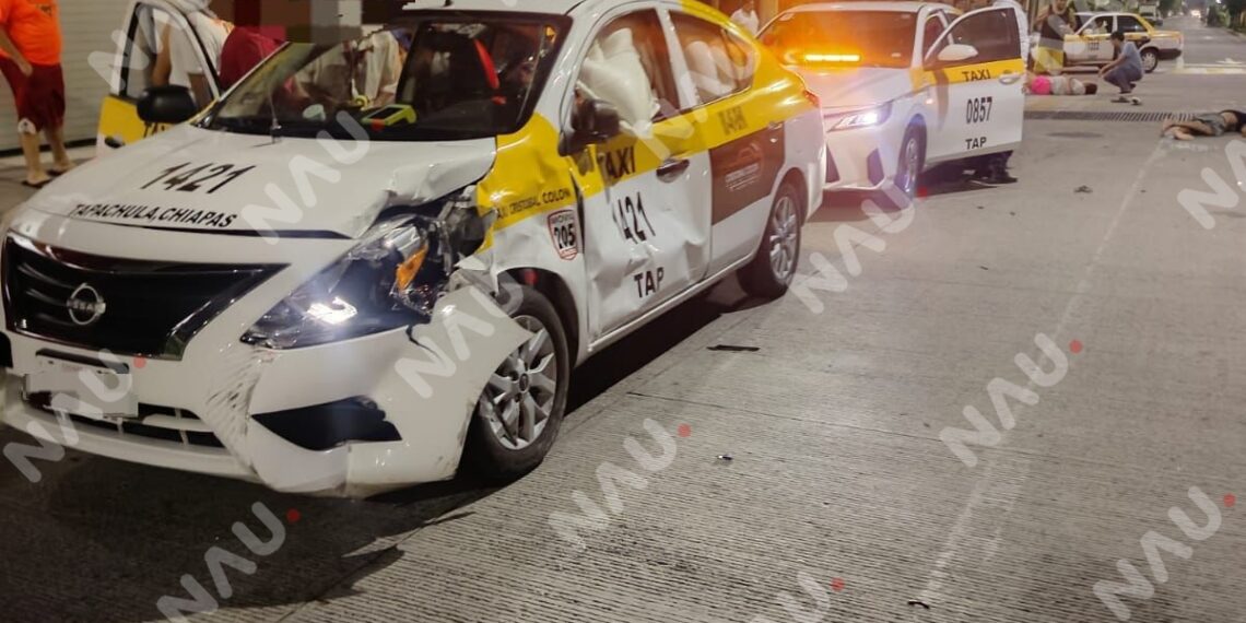 Dos motociclistas resultan gravemente lesionados tras chocar con taxi en la 5ª Avenida Norte