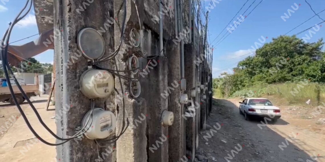 Red eléctrica improvisada expone a vecinos de Lomas 2 en Raymundo Enríquez