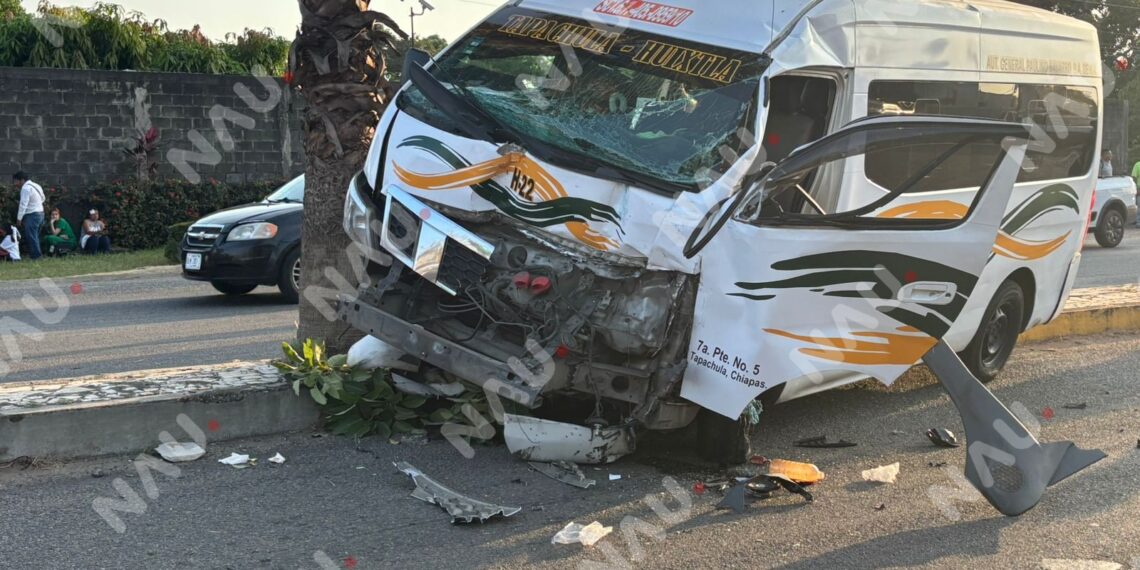 Maniobra imprudente causa fuerte accidente entre transporte público y camioneta en Tapachula; siete heridos