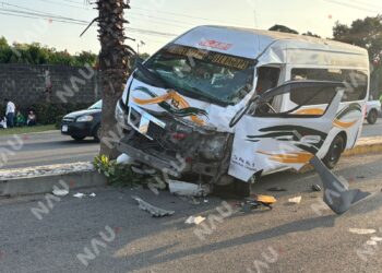 Maniobra imprudente causa fuerte accidente entre transporte público y camioneta en Tapachula; siete heridos