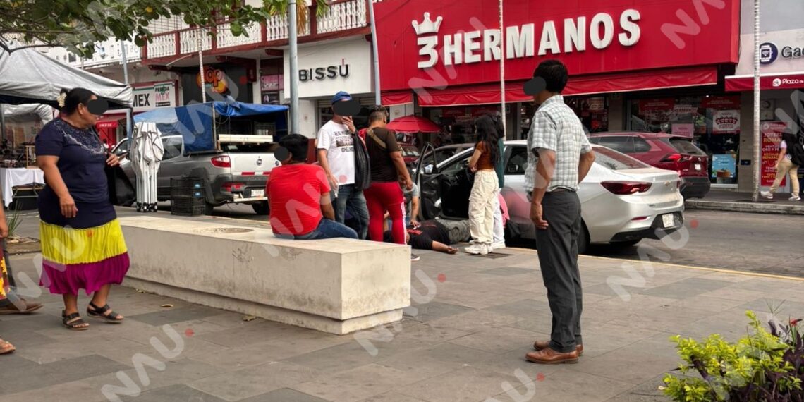 Hombre se desvanece en el parque central de Tapachula; es atendido por paramédicos