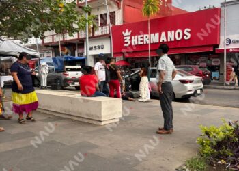 Hombre se desvanece en el parque central de Tapachula; es atendido por paramédicos