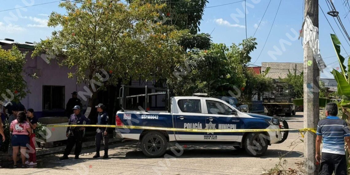 Ejecutan a dos hombres dentro de una vivienda en Huixtla