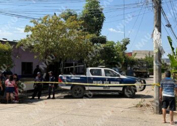 Ejecutan a dos hombres dentro de una vivienda en Huixtla