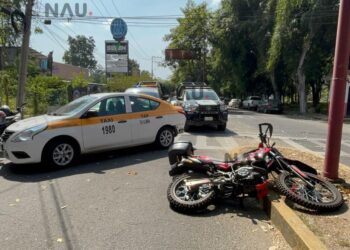 Colisión entre taxi y motocicleta deja a un extranjero herido en Tapachula