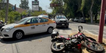 Colisión entre taxi y motocicleta deja a un extranjero herido en Tapachula