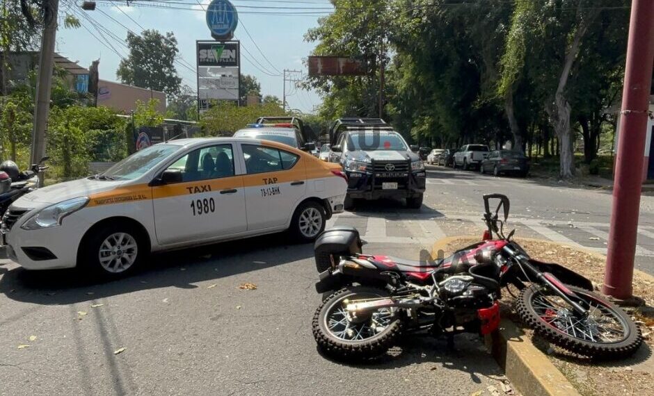 Colisión entre taxi y motocicleta deja a un extranjero herido en Tapachula