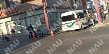 Motociclista resulta lesionado tras choque con transporte foráneo en el centro de Tapachula