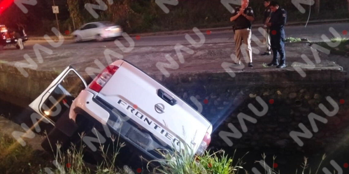 Camioneta cae a dren pluvial en el Libramiento Sur de Tapachula; solo deja daños materiales