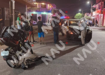 Accidente entre taxi y motocicleta deja un lesionado y daños materiales en Tapachula