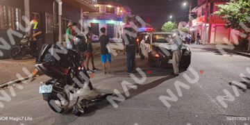 Accidente entre taxi y motocicleta deja un lesionado y daños materiales en Tapachula