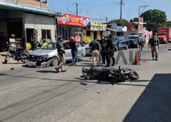 Colisión entre motocicleta y automóvil deja una persona herida en el sur de Tapachula
