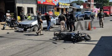 Colisión entre motocicleta y automóvil deja una persona herida en el sur de Tapachula