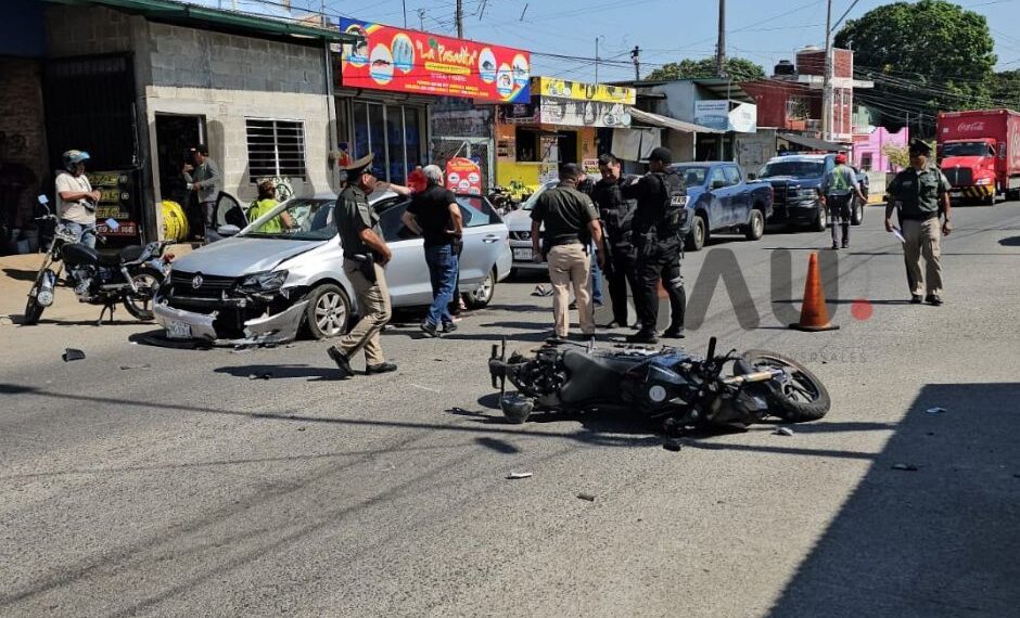 Colisión entre motocicleta y automóvil deja una persona herida en el sur de Tapachula