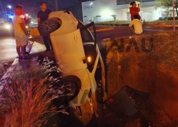 Auto termina en canal pluvial del par vial de Tapachula; no hubo personas lesionadas