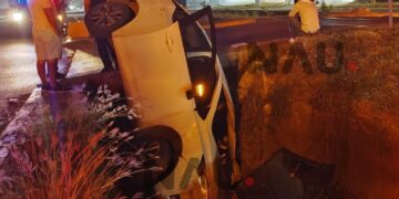 Auto termina en canal pluvial del par vial de Tapachula; no hubo personas lesionadas