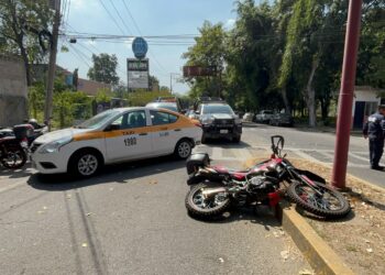 Colisión entre taxi y motocicleta deja a un extranjero herido en Tapachula