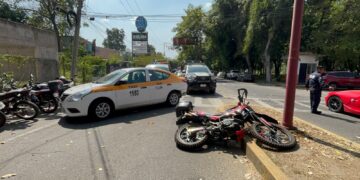 Colisión entre taxi y motocicleta deja a un extranjero herido en Tapachula