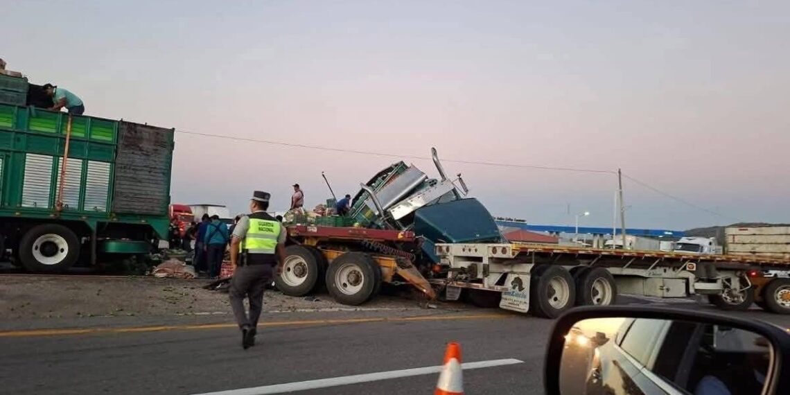 Tráiler cargado con cebollas vuelca en la carretera Tonalá–Arriaga