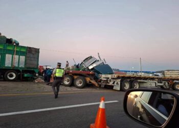 Tráiler cargado con cebollas vuelca en la carretera Tonalá–Arriaga