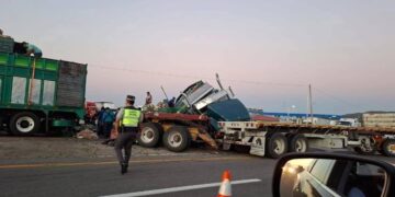 Tráiler cargado con cebollas vuelca en la carretera Tonalá–Arriaga