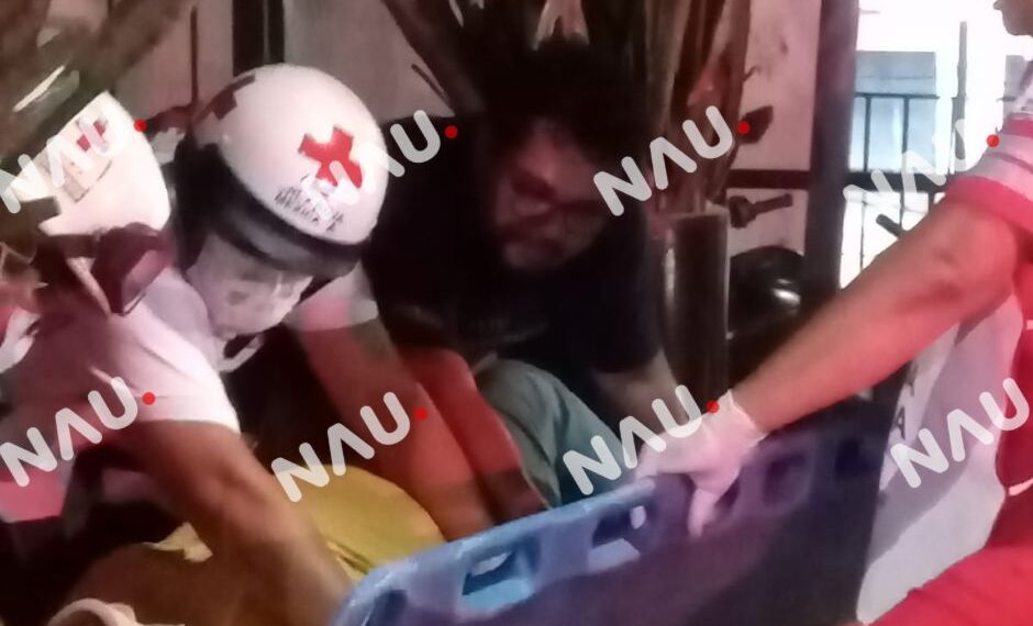 Mujer queda inconsciente tras caer de motocicleta en estacionamiento de OXXO en Tapachula