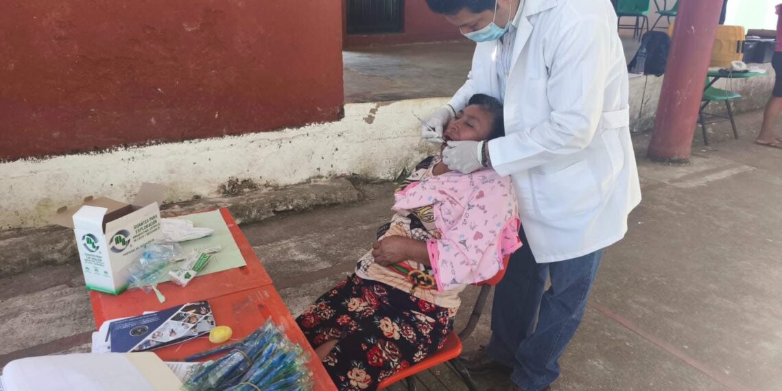 Llevan brigada médica a comunidad rural de Villa Comaltitlán