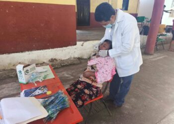 Llevan brigada médica a comunidad rural de Villa Comaltitlán