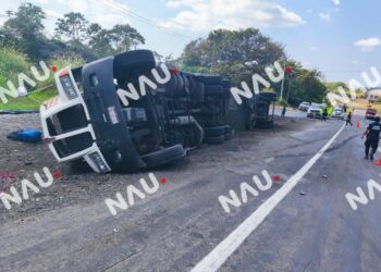 Tráiler termina volcado en la Curva del Diablo; solo daños materiales
