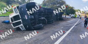 Tráiler termina volcado en la Curva del Diablo; solo daños materiales