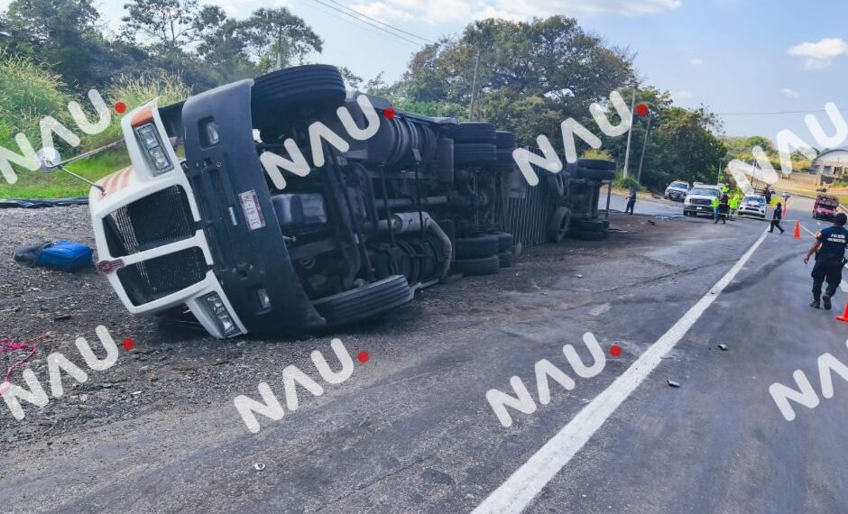 Tráiler termina volcado en la Curva del Diablo; solo daños materiales