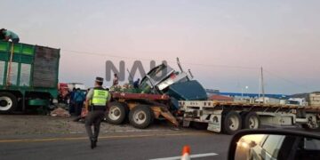 Tráiler cargado con cebollas vuelca en la carretera Tonalá–Arriaga