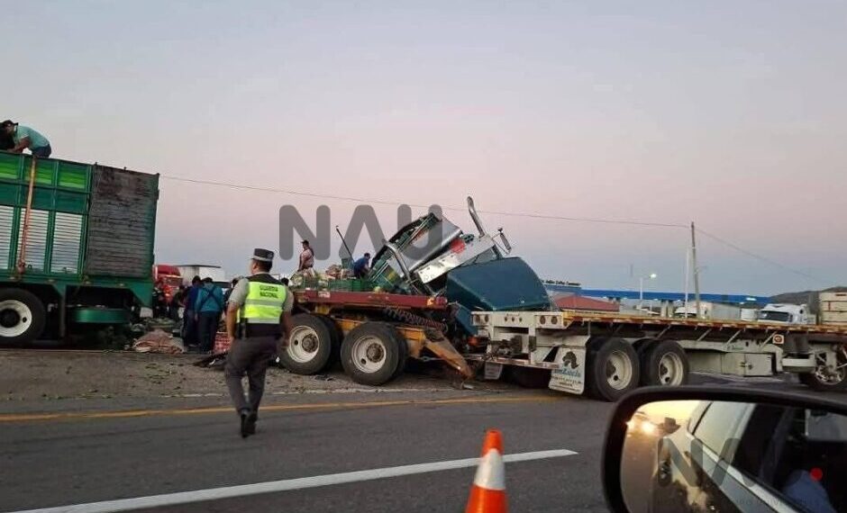 Tráiler cargado con cebollas vuelca en la carretera Tonalá–Arriaga