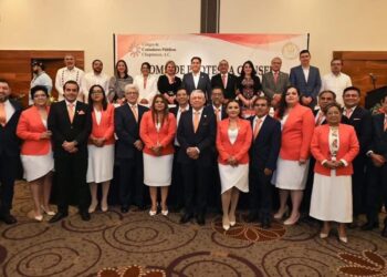 Eduardo Ramírez atestigua toma de protesta del Consejo Directivo del Colegio de Contadores Públicos Chiapanecos