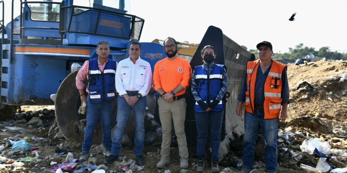 Avanzan labores de control y enfriamiento en incendio del sitio de residuos de Tapachula: Yamil Melgar