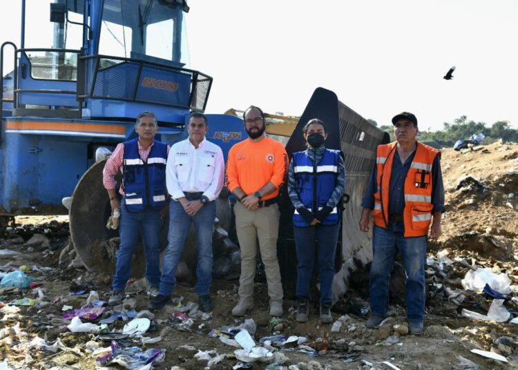 Avanzan labores de control y enfriamiento en incendio del sitio de residuos de Tapachula: Yamil Melgar