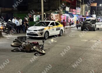 Motociclista resulta gravemente herido tras choque con taxi en la 28 Oriente