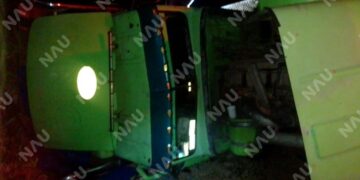 Vuelca tractocamión cargado con plátano en la carretera Costera 200, en Frontera Hidalgo