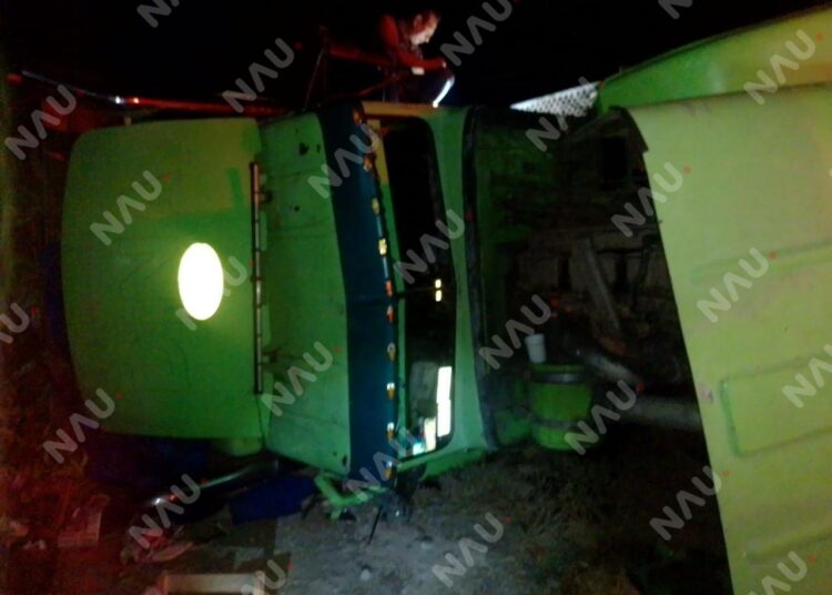Vuelca tractocamión cargado con plátano en la carretera Costera 200, en Frontera Hidalgo