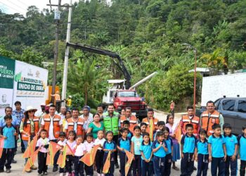 Víctor Saldaña impulsa ampliación de energía eléctrica en el ejido Azteca