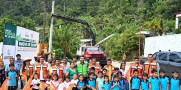 Víctor Saldaña impulsa ampliación de energía eléctrica en el ejido Azteca