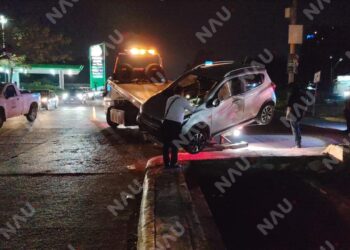 Otro vehículo cae al dren pluvial de la 7ª Sur, a la altura de Plaza Galerías