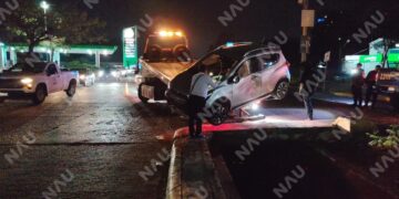 Otro vehículo cae al dren pluvial de la 7ª Sur, a la altura de Plaza Galerías