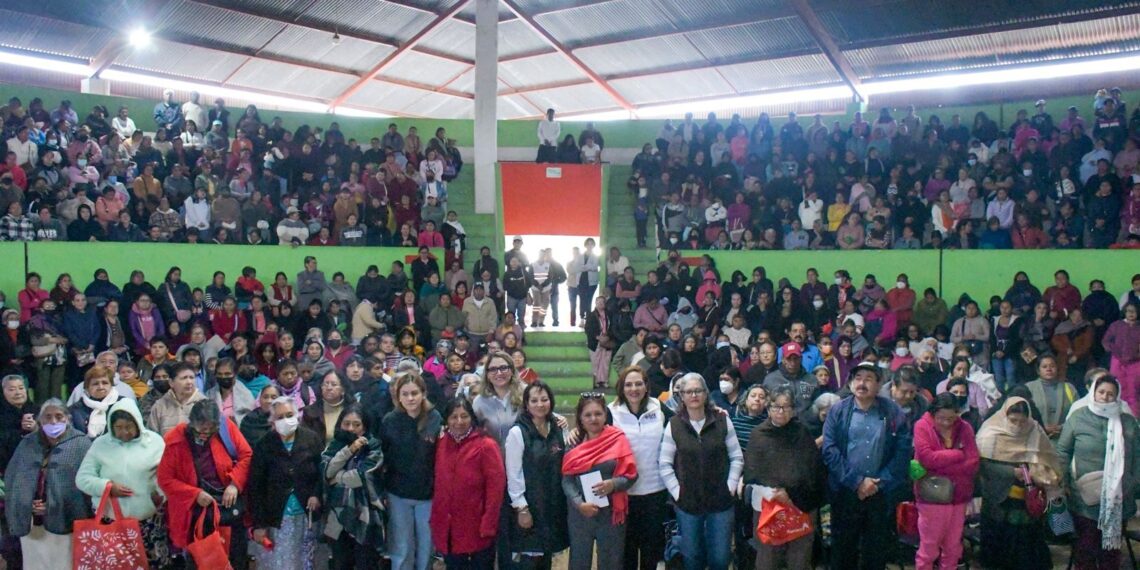 Ayuntamiento de San Cristóbal y el DIF Municipal entregan apoyo alimentario a adultos mayores en San Cristóbal