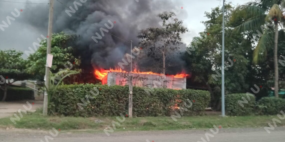 Voraz incendio consume vivienda en el ejido Raymundo Enríquez; propietario resulta ileso