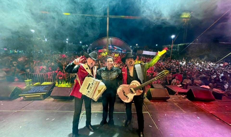 Suchiate vive cierre espectacular de feria con Los Dos Carnales