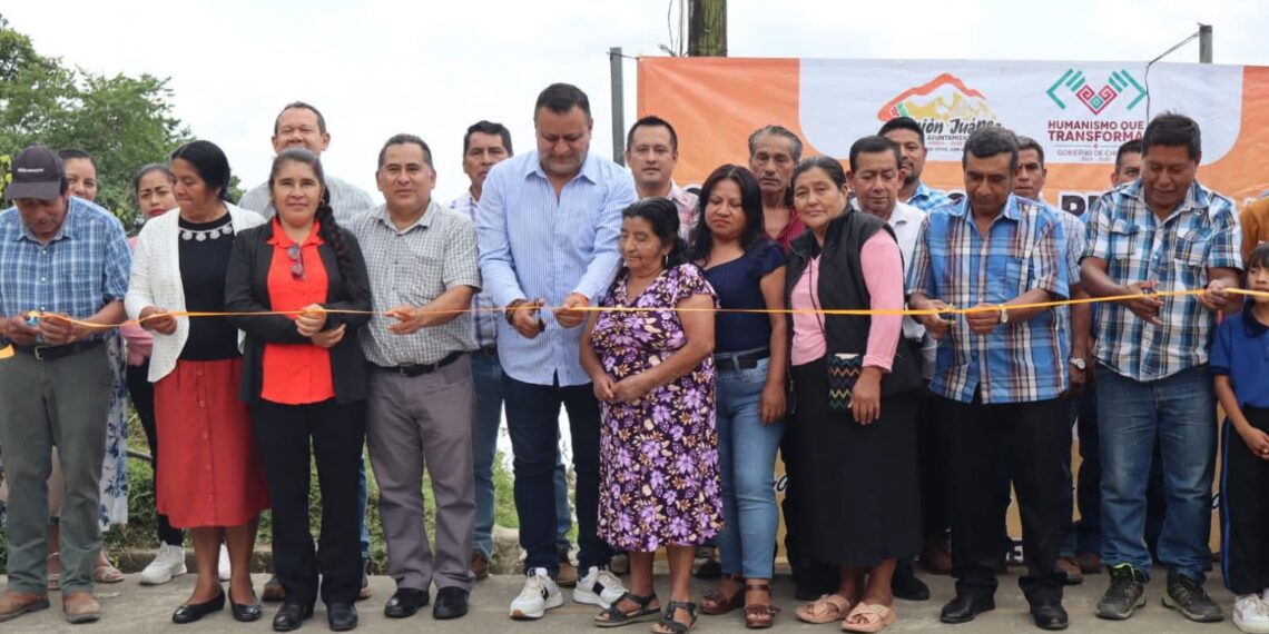 Inaugura Fabián Barrios de León ampliación de energía eléctrica en Fracción Barrio Nuevo