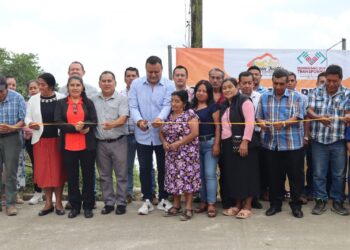 Inaugura Fabián Barrios de León ampliación de energía eléctrica en Fracción Barrio Nuevo