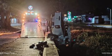 Camioneta cae a dren pluvial en el par vial de la 9ª Sur; conductor sobrevive